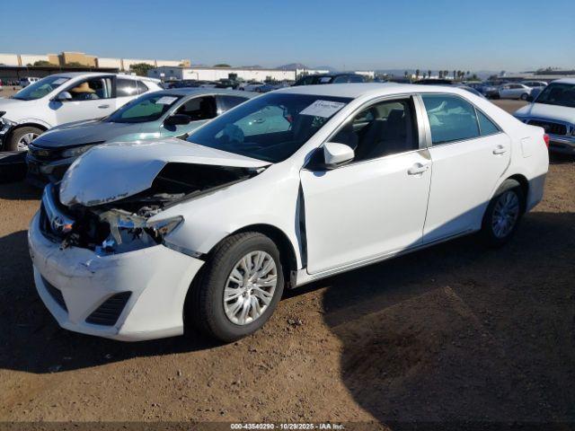 Toyota Camry Le Image 4