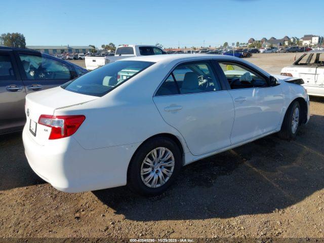 Toyota Camry Le Image 5