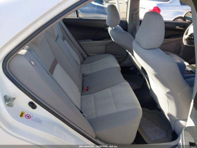 Toyota Camry Le Image 8