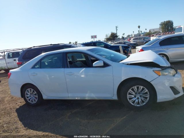 Toyota Camry Le Image 12