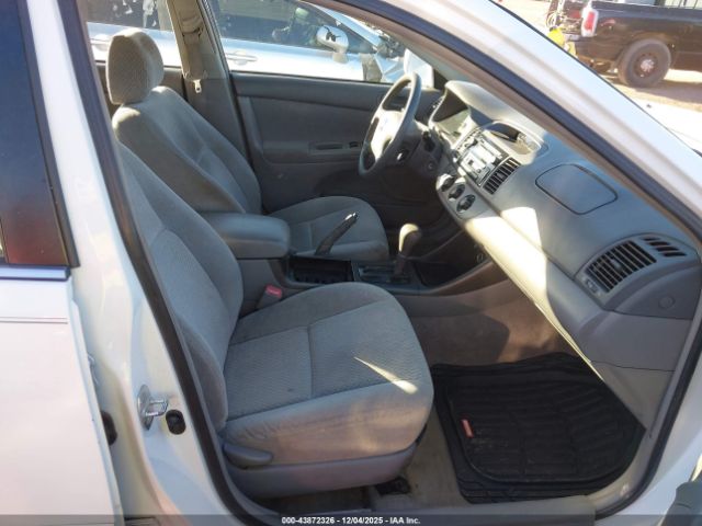 Toyota Camry Le Image 10