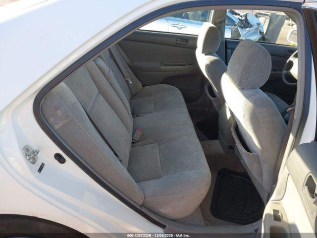 Toyota Camry Le Image 11