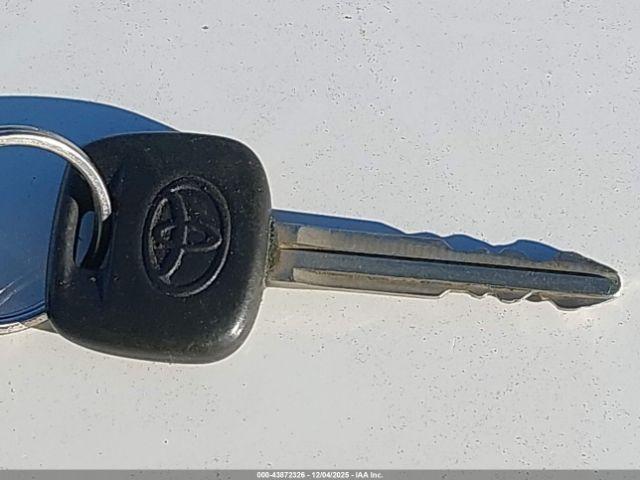 Toyota Camry Le Image 7