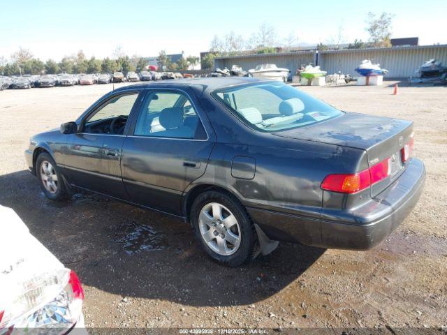 Toyota Camry Le Image 11
