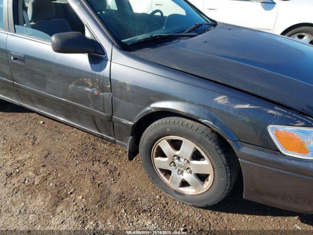 Toyota Camry Le Image 7