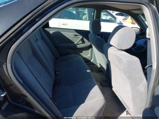 Toyota Camry Le Image 3