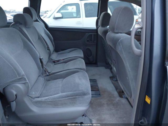 Toyota Sienna Ce Image 9