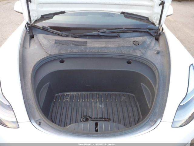 Tesla Model 3 Rear-wheel Drive Image 16