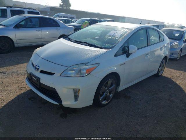 Toyota Prius Three Se Image 2