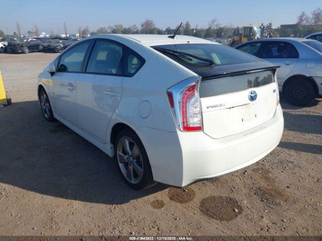 Toyota Prius Three Se Image 3