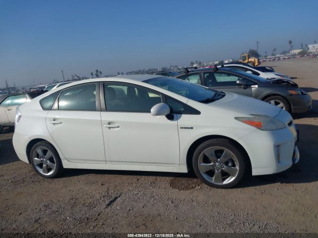 Toyota Prius Three Se Image 13