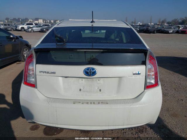 Toyota Prius Three Se Image 16