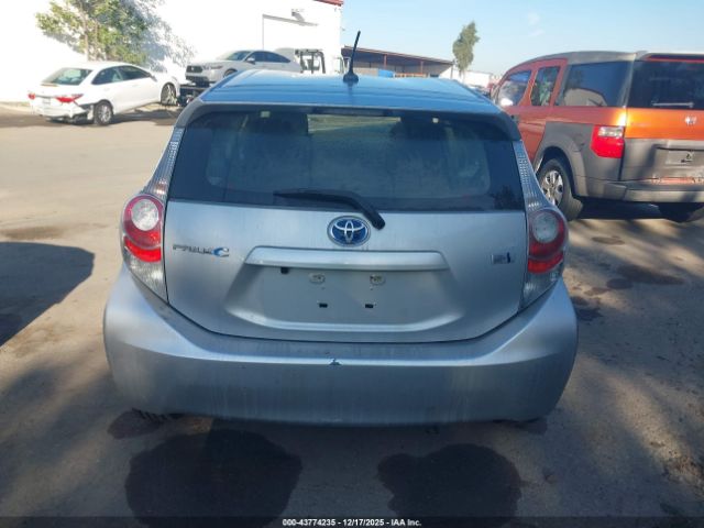 Toyota Prius c Three Image 11