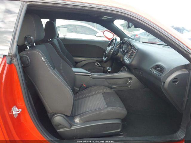 Dodge Challenger Sxt Image 2