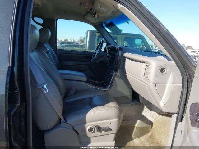 GMC Yukon Denali Image 11