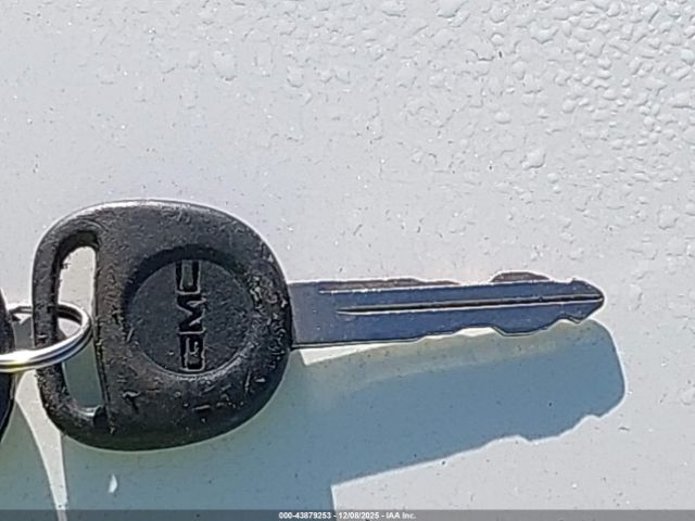 GMC Yukon Denali Image 9