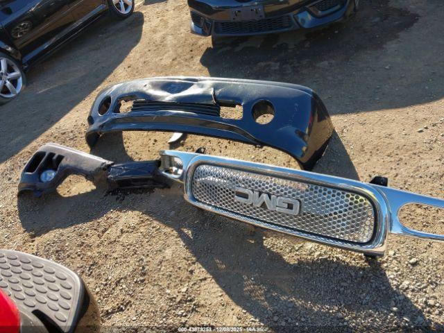 GMC Yukon Denali Image 12