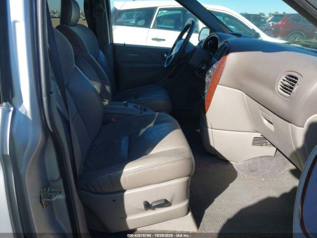 Chrysler Town & Country Limited Image 8