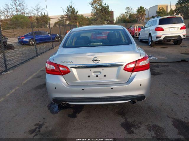 Nissan Altima Image 12