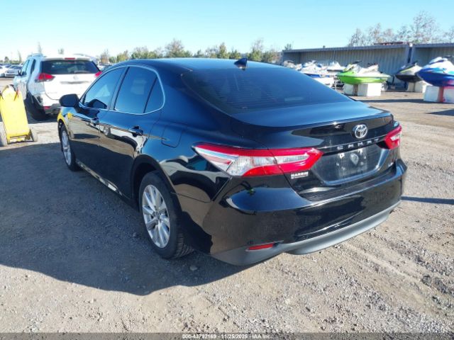 Toyota Camry Le Image 12