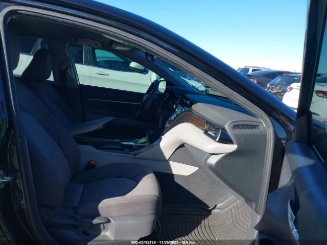 Toyota Camry Le Image 9