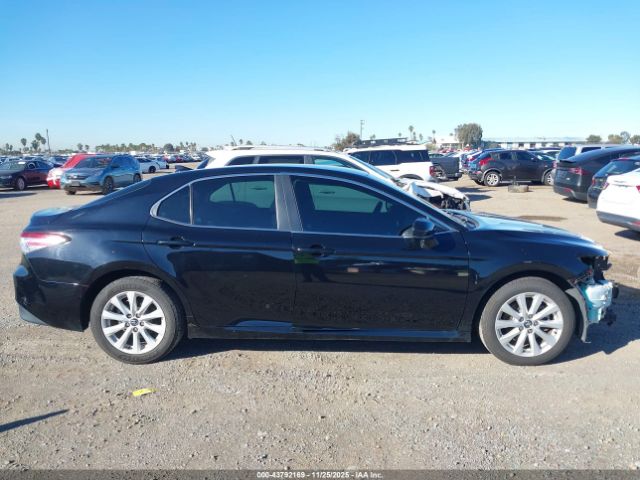 Toyota Camry Le Image 7