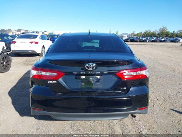 Toyota Camry Le Image 6