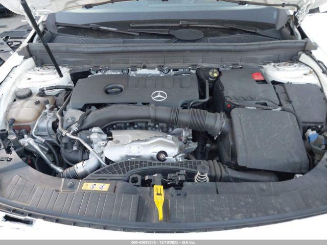 Mercedes-Benz GLB Image 11