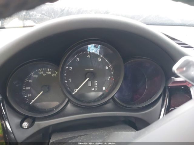 Porsche Macan T Image 11