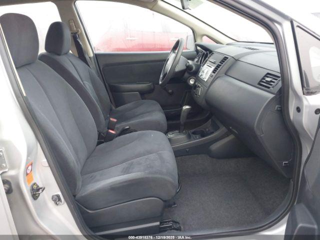 Nissan Versa 1.6 Image 8