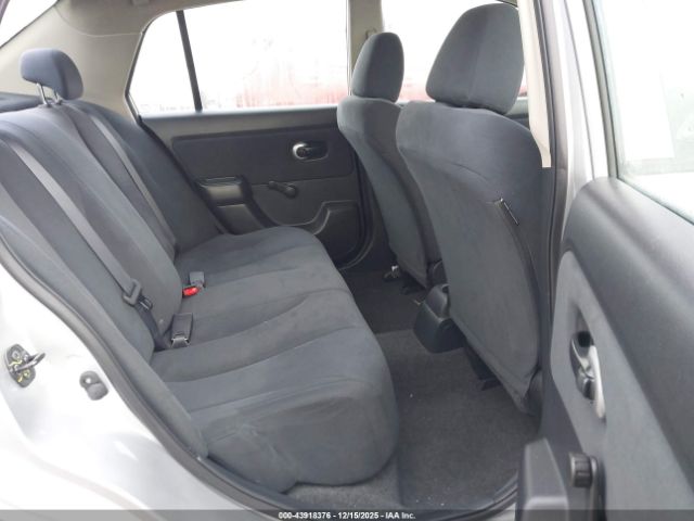 Nissan Versa 1.6 Image 9